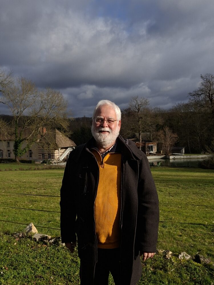 Monsieur MOREL, en fond le décor d'un beau paysage saint-aubinois, un jour de ciel clairsemé
