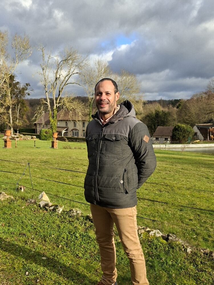 Monsieur REY, en fond le décor d'un beau paysage saint-aubinois, un jour de ciel clairsemé