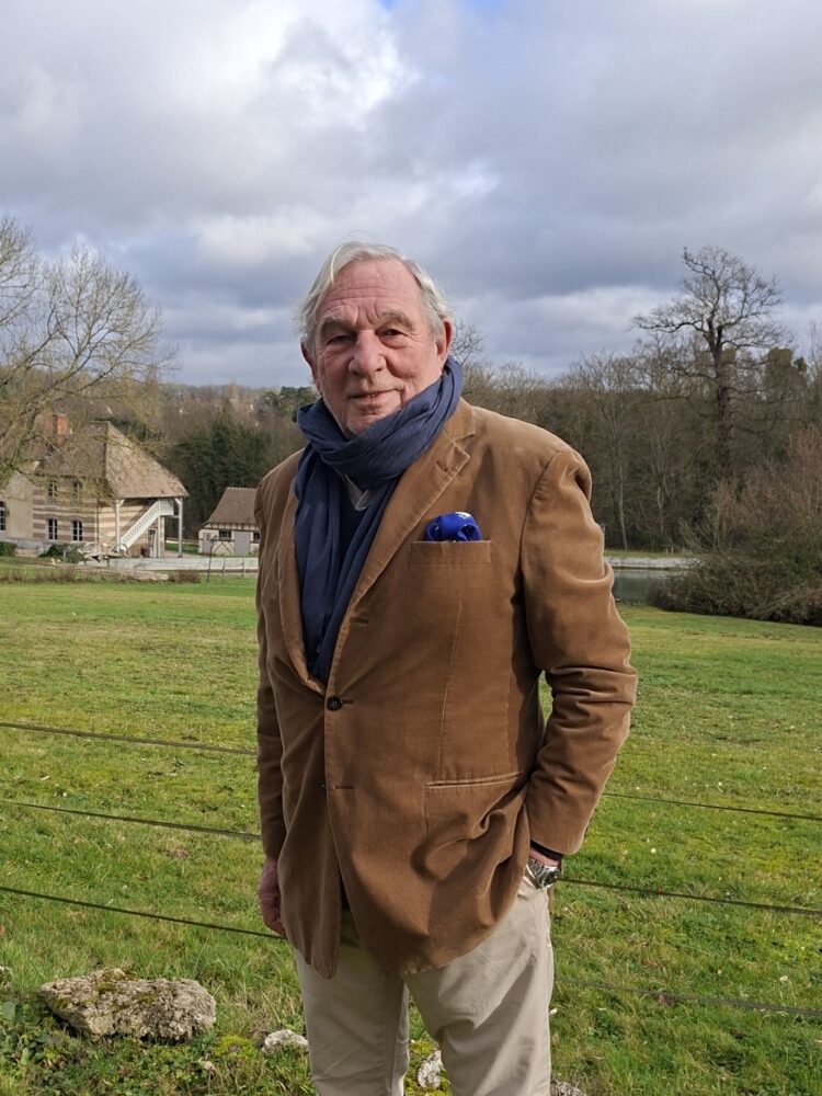 Monsieur AVIGO, en fond le décor d'un beau paysage saint-aubinois, un jour de ciel clairsemé
